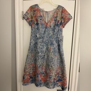 Kay Unger Multicolor Lace Dress in V-neck and short sleeves, Size 10